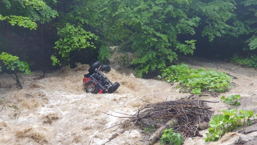 Adrian Cernea, campion național de off road, a murit, după ce o viitură l-a surprins în timpul unei competiții. Colegul său a reușit să se salveze la timp