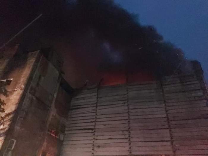 Incendiu în hala unei firme din Prahova care colecta deșeuri periculoase. Autoritățile au emis un mesaj Ro-Alert
