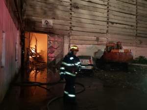 Incendiu în hala unei firme din Prahova care colecta deșeuri periculoase. Autoritățile au emis un mesaj Ro-Alert