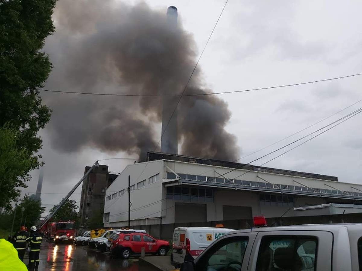 Hala unei firme din Prahova a luat foc în mijlocul nopții Incendiu în hala unei firme din Prahova care colecta deșeuri periculoase. Autoritățile au emis un mesaj Ro-Alert