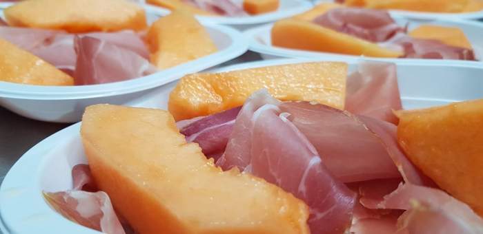 Prosciutto cu pepene galben, cel mai rafinat aperitiv al verii. Încearcă această reteță simplă