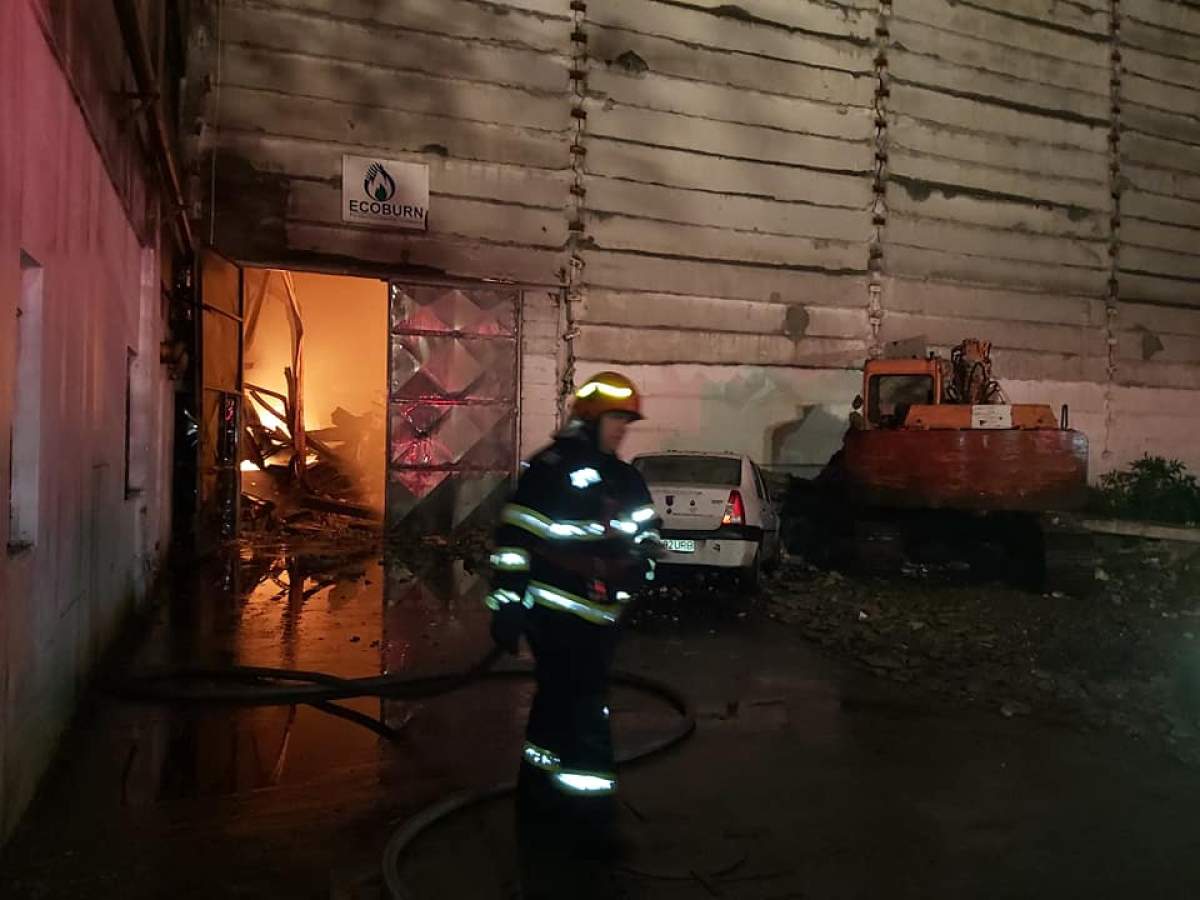 Incendiul de la hala din Prahova ar fi fost provocat de un angajat. Ce dovezi au găsit anchetatorii