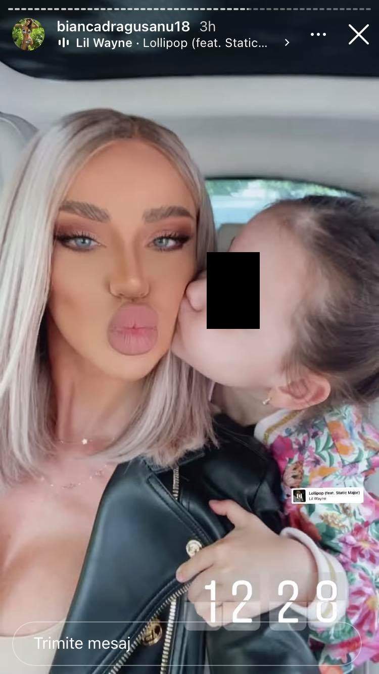 Bianca Drăgușanu e sărutată pe obraz de fiica ei, Sofia, în mașină. Vedeta poartă o geacă de piele neagră și micuța una înflorată.
