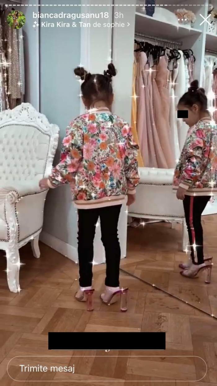 Fiica Biancăi Drăgușanu se plimbă încălțată pe tocuri în atelierul de haine al mamei sale. Sofia poartă pantaloni negri și geacă înflorată.