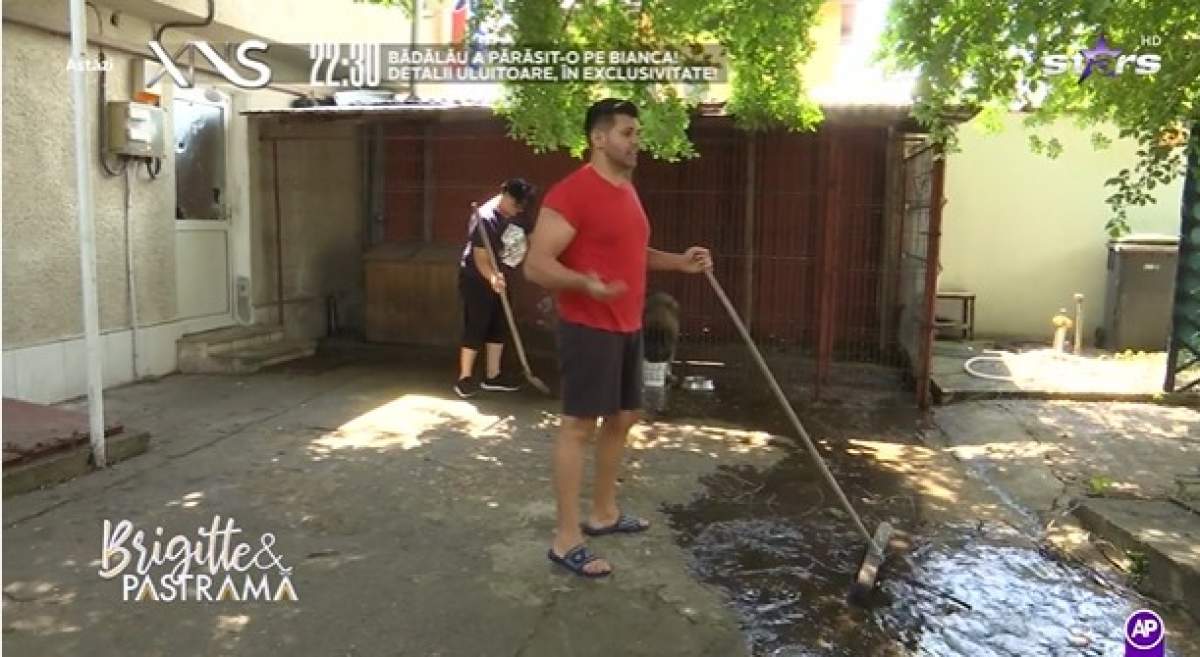 Florin Pastramă face curat în curtea casei mamei lui