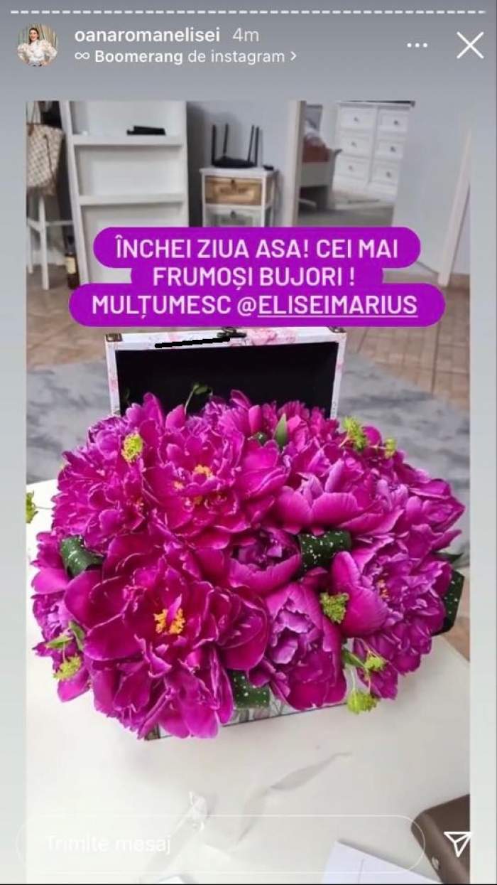 Buchetul de bujori roz oferit de Marius Elisei pentru Oana Roman. Florile se află pe masă, într-o cutie.