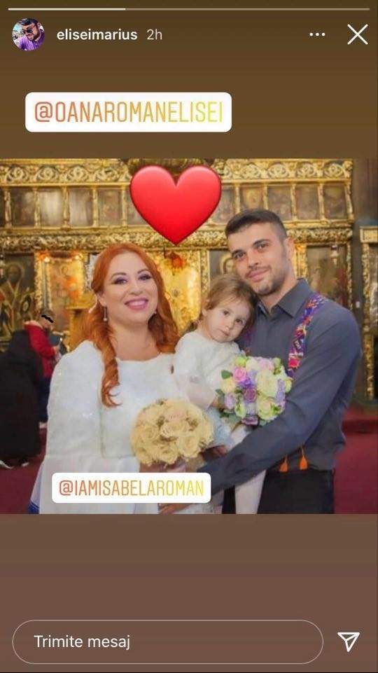 Oana Roman, Marius Elisei și fiica lor sunt la biserică. El poartă cămașă bleumarin și o ține în brațe pe Isabela, iar Oana Roman poartă rochie albă.
