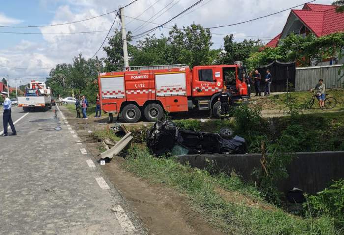 Accident tragic în Bacău din cauza vremii! Doi oameni au murit după ce s-au răsturnat cu mașina într-o râpă