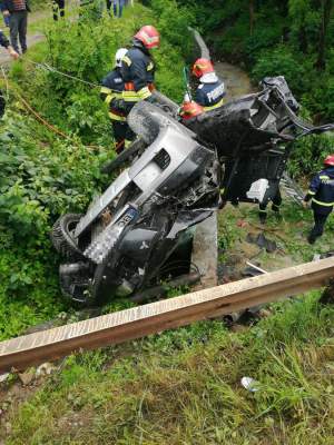 Accident tragic în Bacău din cauza vremii! Doi oameni au murit după ce s-au răsturnat cu mașina într-o râpă