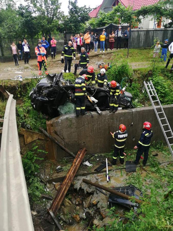 Accident tragic în Bacău din cauza vremii! Doi oameni au murit după ce s-au răsturnat cu mașina într-o râpă