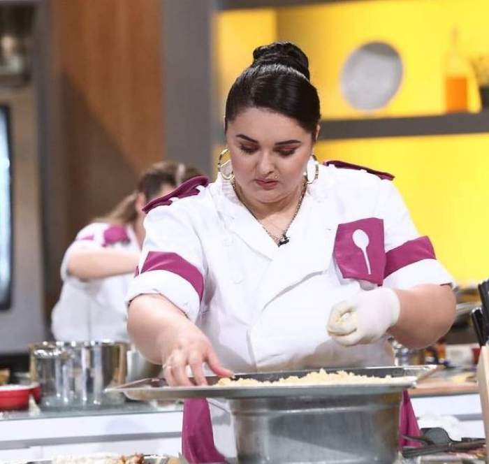 Narcisa Birjaru gătește în bucătăria Chefi la cuțite. Tânăra poartă uniformă albă cu mov.