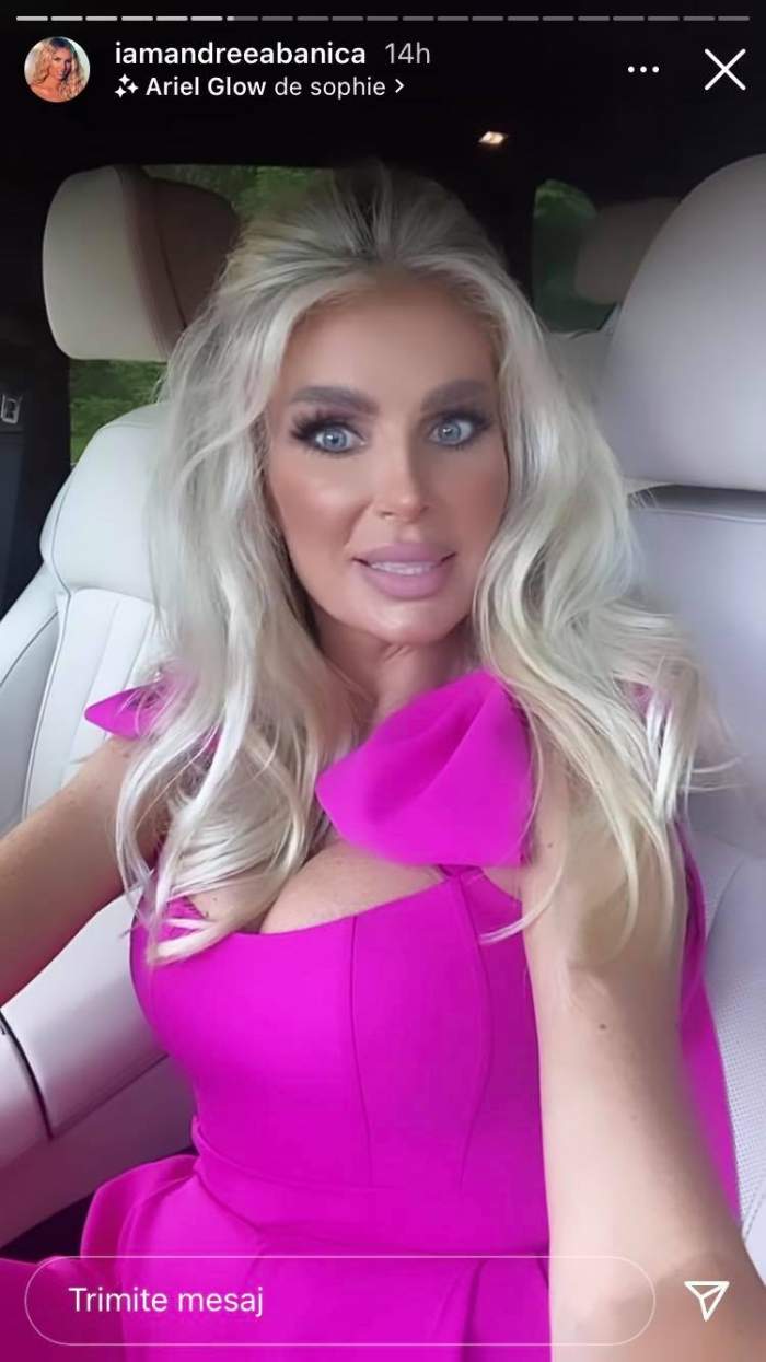 Andreea Bănică e în mașină, vorbește cu fanii pe Instagram și poartă o salopetă roz, decoltată.