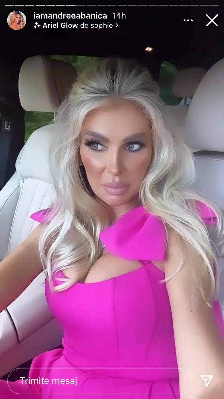 Andreea Bănică e în mașina ei și poartă o salopetă roz cu fundițe la umeri.