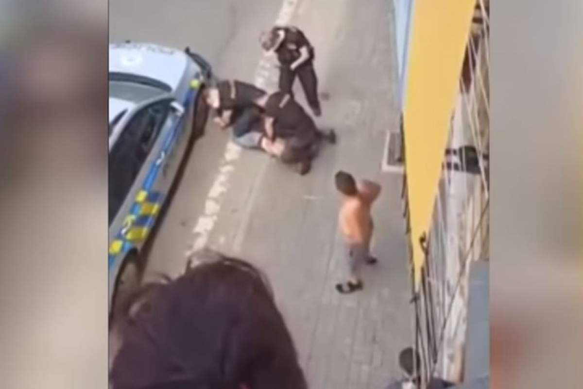 Un bărbat de etnie romă a murit în Cehia, după ce un polițist i-a pus genunchiul pe gât, la fel ca în cazul George Floyd / VIDEO