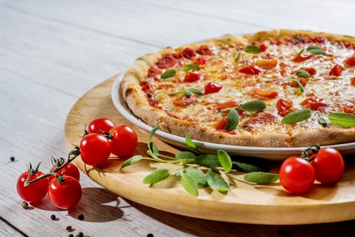 Pizza la tigaie cu aluat turnat, rețeta rapidă pentru cină