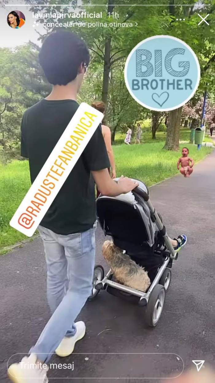 Radu Ștefan Bănică îl plimbă pe fratele lui mai mic prin parc. Alexandru e în cărucior pentru bebeluși.