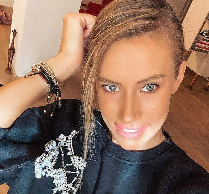 Gabriela Prisăcariu își face un selfie. Vedeta poartă o bluză neagră cu un model cu paiete albe și zâmbește.