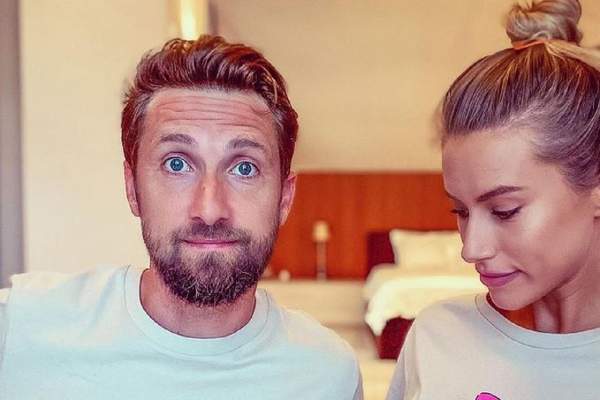 Ce studii are soția lui Dani Oțil. Care este meseria de bază a Gabrielei Prisăcariu!