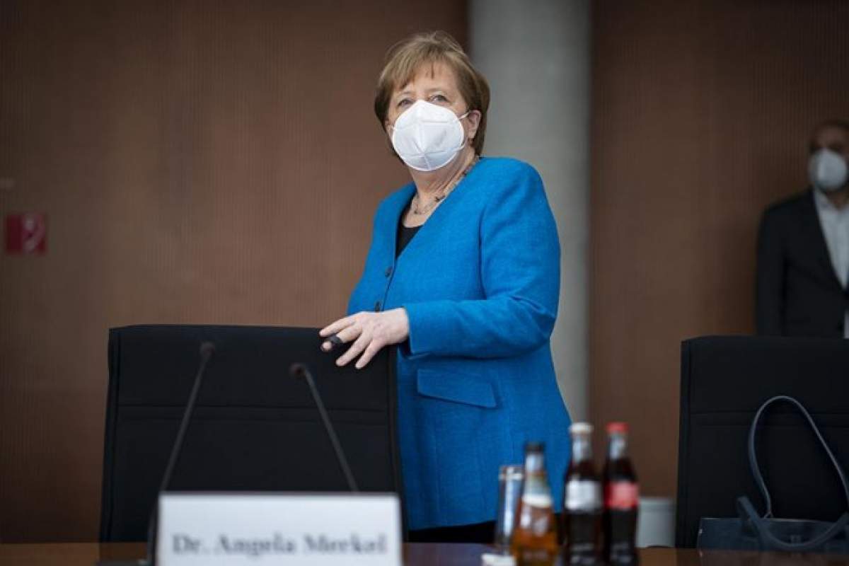 Cancelarul german, Angela Merkel, a fost imunizată cu seruri diferite. Prima doză a fost AstraZencea, însă la rapel i-a fost administrată o doză de Moderna