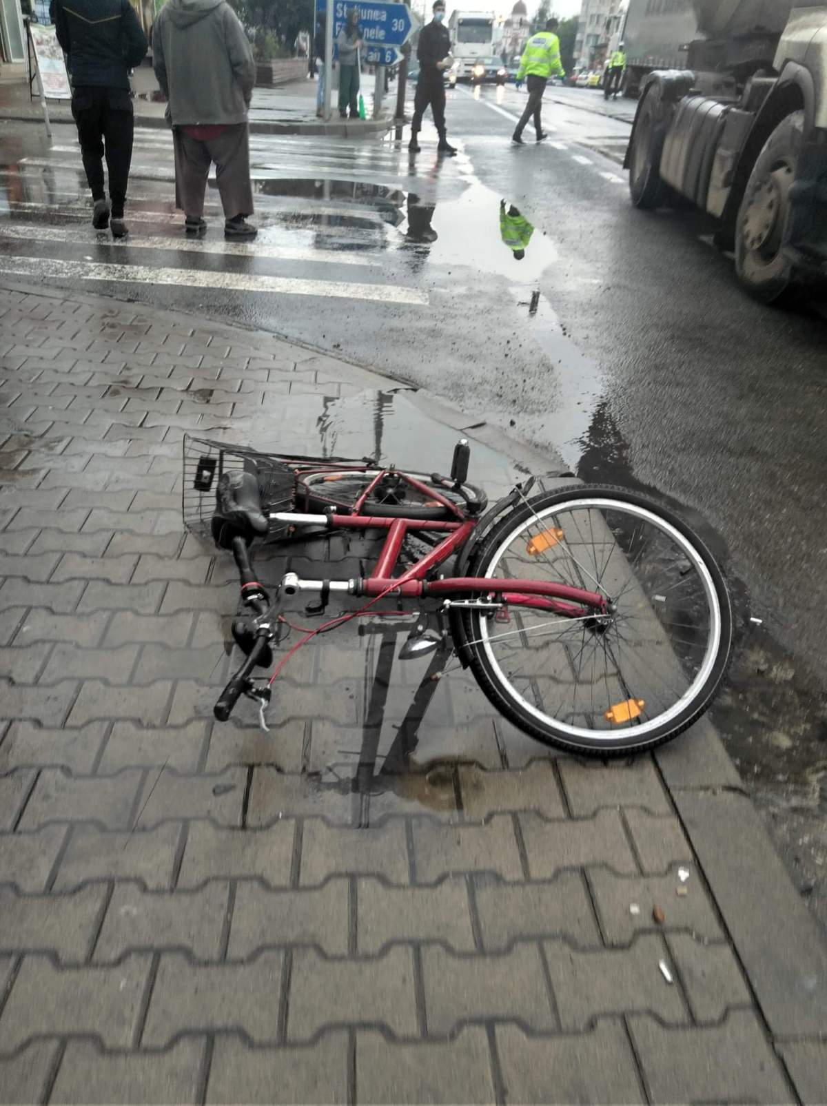 Accident tragic în București. Un biciclist a fost ucis de un TIR pe trecerea de pietoni