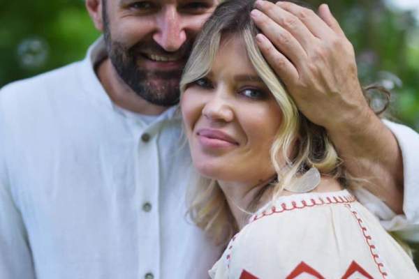 Smiley a postat o poză amuzantă cu micuța Josephine Ana, proaspăt botezată. Cum arată fiica artistului și a Ginei Pistol: „Noi trei” / FOTO