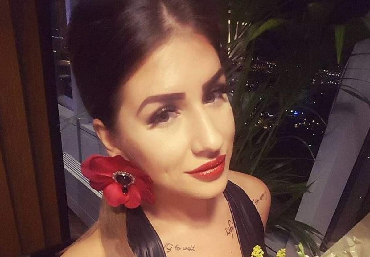 Alexandra Diaconescu într-un selfie. Vedeta are părul prins și poartă o rochie neagră și are un cercel în formă de floare roșie.