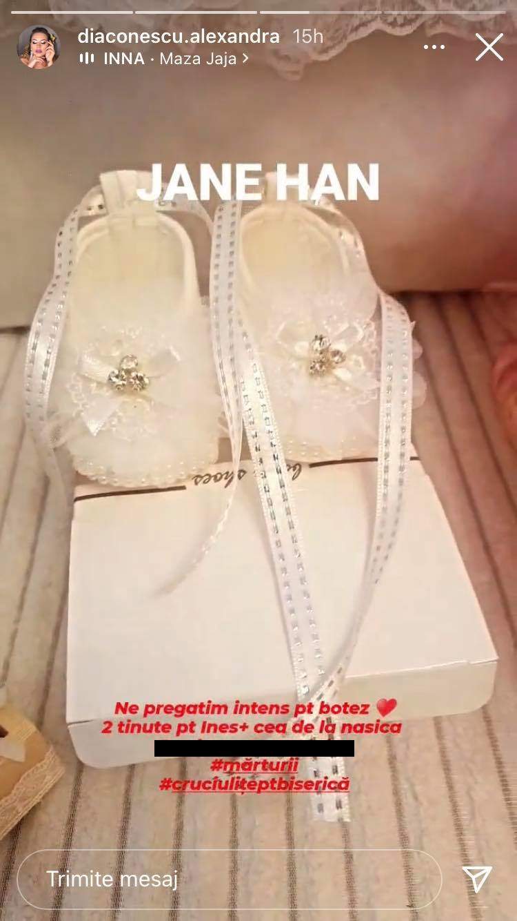 Pantofiorii pentru botezul lui Ines, fiica Alexandrei Diaconescu, sunt albi și sunt așezați pe o cutie.