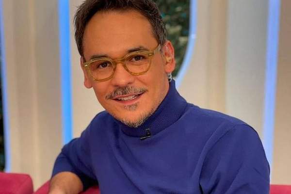 Cum arată mama lui Răzvan Simion. Prezentatorul TV, imagine rară din copilărie: „Mereu ținându-mi spatele drept” / FOTO