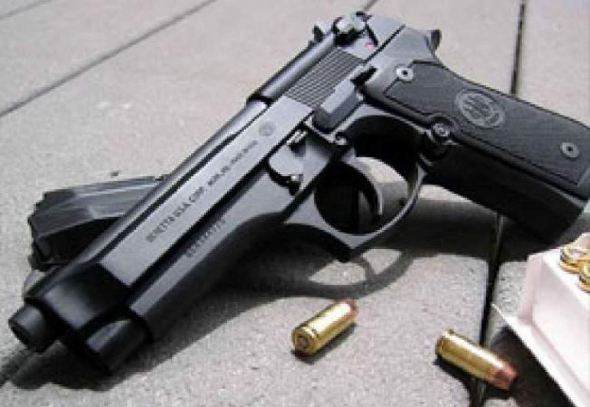 Un bărbat a fost arestat după ce și-a uitat arma deținută ilegal într-o cabină de probă a unui centru comercial din București