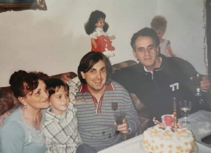 Petru Mircea alături de părinții Mădălinei Manole, când aceștia trăiau.