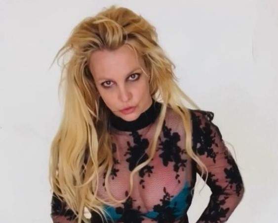 Britney Spears într-o bluză transparentă pe Instagram