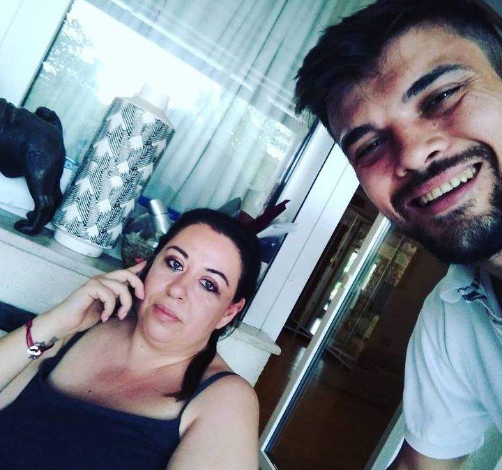 Oana Roman și Marius Elisei pe vremea când erau împreună. Ea portă un maiou negru și vorbește la telefon, iar el un tricou alb.