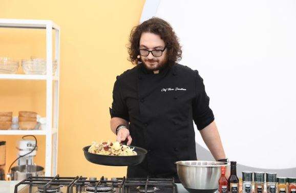 Florin Dumitrescu în timp ce gătește.