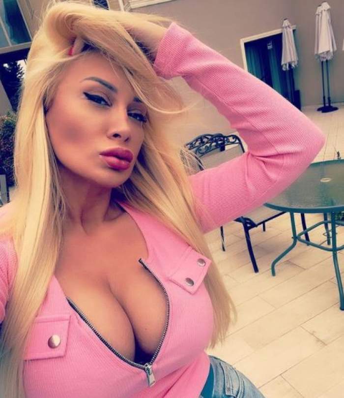 Simona Trașcă cu bluză roz.