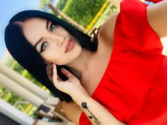 Simona Bălăceanu cu bluză roșie, selfie.