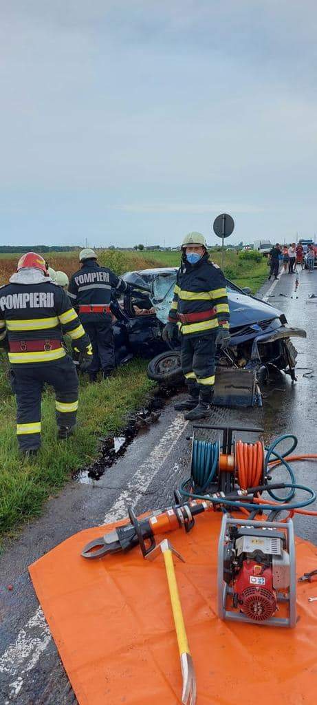 Soț și soție, morți într-un grav accident în Ialomița, în această dimineață. Mașina lor s-a izbit violent de o autoutilitară