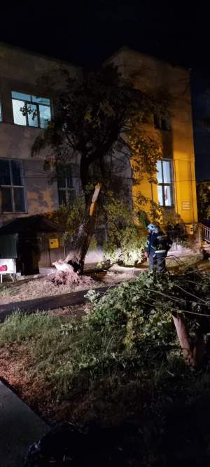 Spitalul Județean din Arad, rămas fără parte din acoperiș după furtunile violente. Vântul puternic a smuls copacii din rădăcină
