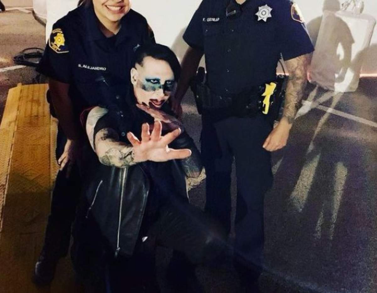 Marilyn Manson lângă doi polițiști