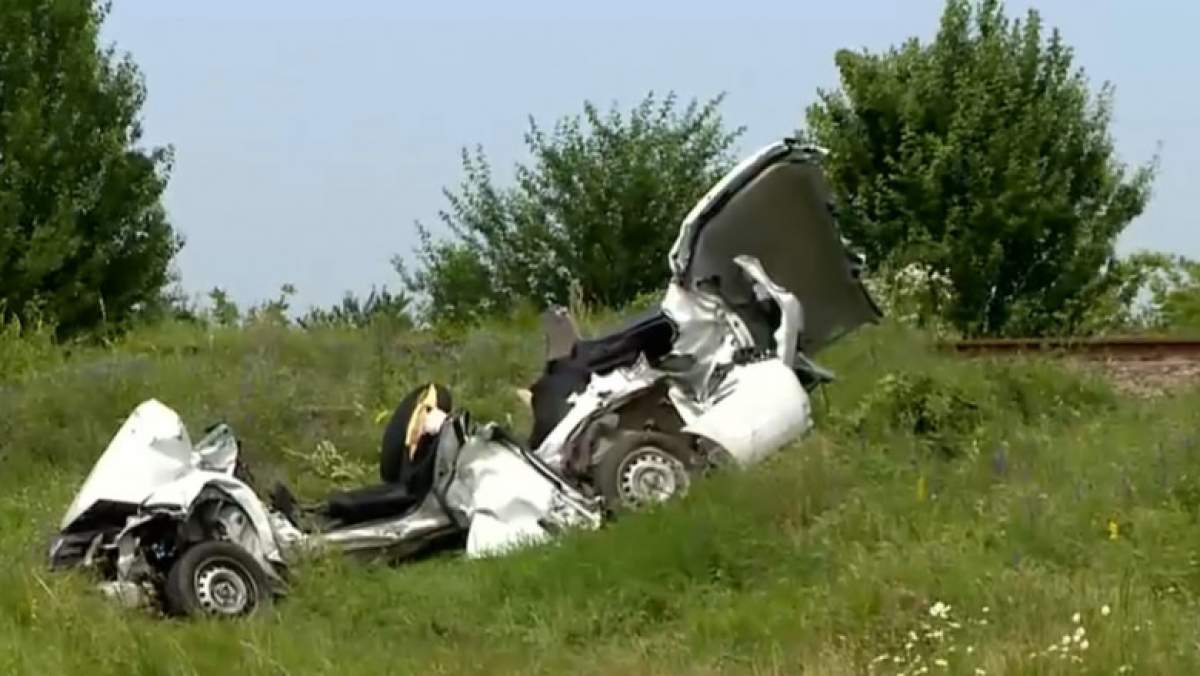 Medicii au încercat tot ce le-a stat în putință pentru a salva bărbatul de sub fiarele mașinii Accident mortal pe o calea ferată din Ilfov. Un șofer a murit, după ce mașina a fost lovită de tren