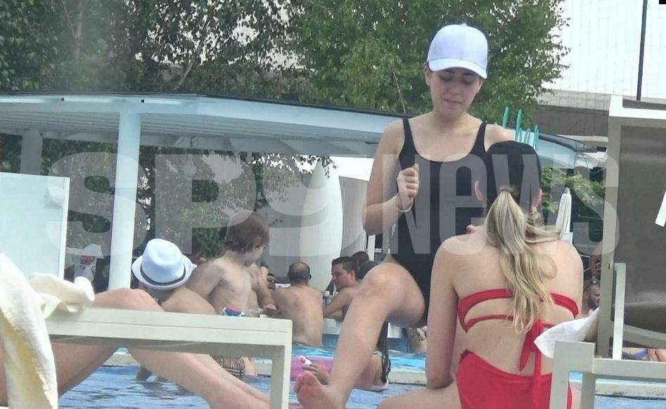 Nicole Cherry, ipostaze emoționante cu burtica de graviduță, la piscină! Frumoasa artistă a dansat și a mângâiat-o pe ”Cireșica” încontinuu / PAPARAZZI