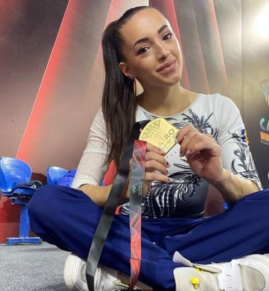 larisa iordache cu niste medalii