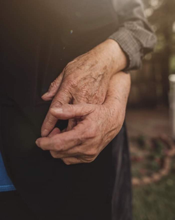 Un bărbat cu Alzheimer a uitat că este căsătorit și s-a îndrăgostit, din nou, de soție. Cei doi au o poveste de dragoste impresionantă