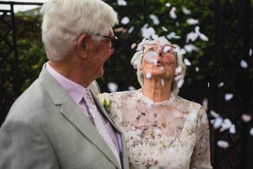 un cuplu în vârstă în ziua nunții