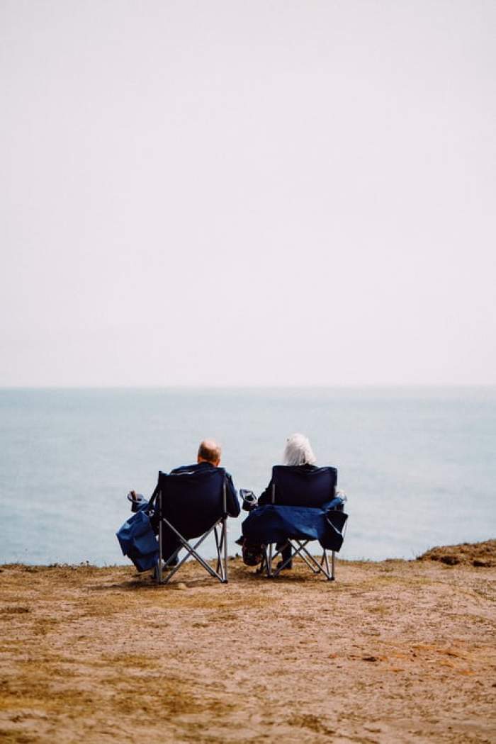 Un bărbat cu Alzheimer a uitat că este căsătorit și s-a îndrăgostit, din nou, de soție. Cei doi au o poveste de dragoste impresionantă