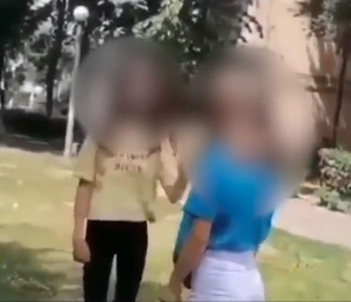 O fetiță de 10 ani a fost pălmuită în plină stradă de o adolescentă cu 4 ani mai mare: ”Sper că am filmat” / FOTO