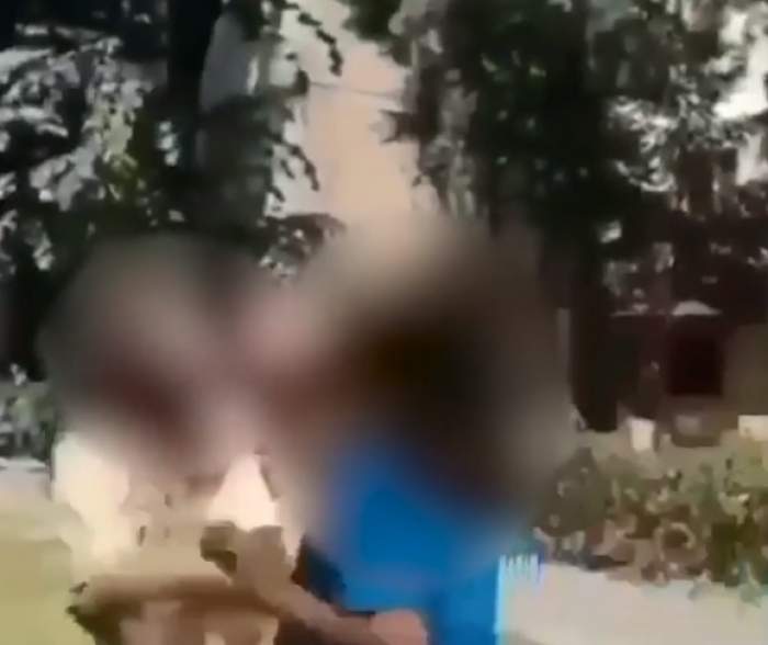 O fetiță de 10 ani a fost pălmuită în plină stradă de o adolescentă cu 4 ani mai mare: ”Sper că am filmat” / FOTO