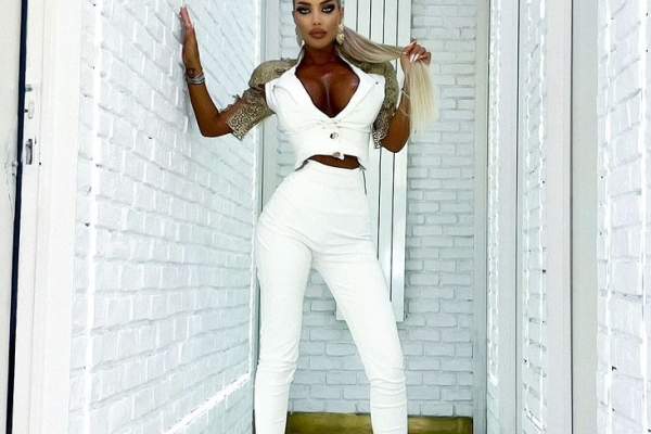 Loredana Chivu, acuzată de fani că își modifică prea mult fotografiile de pe Internet: ”Doamne, ești de speriat” / FOTO