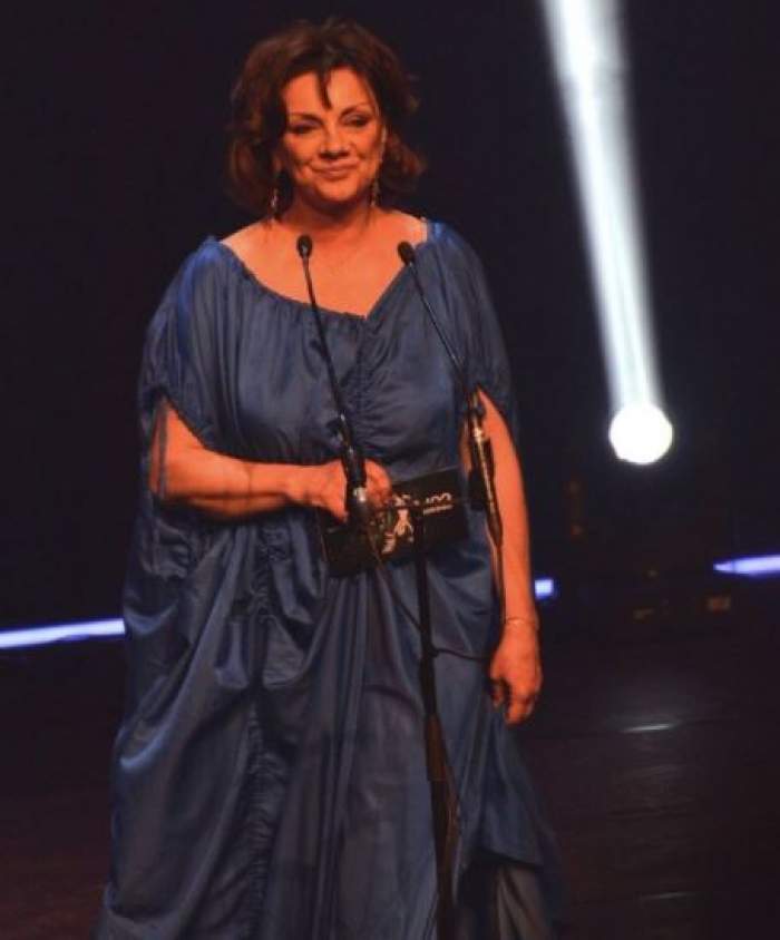 Carmen Tănase în rochie albastră, la Gala Gopo.