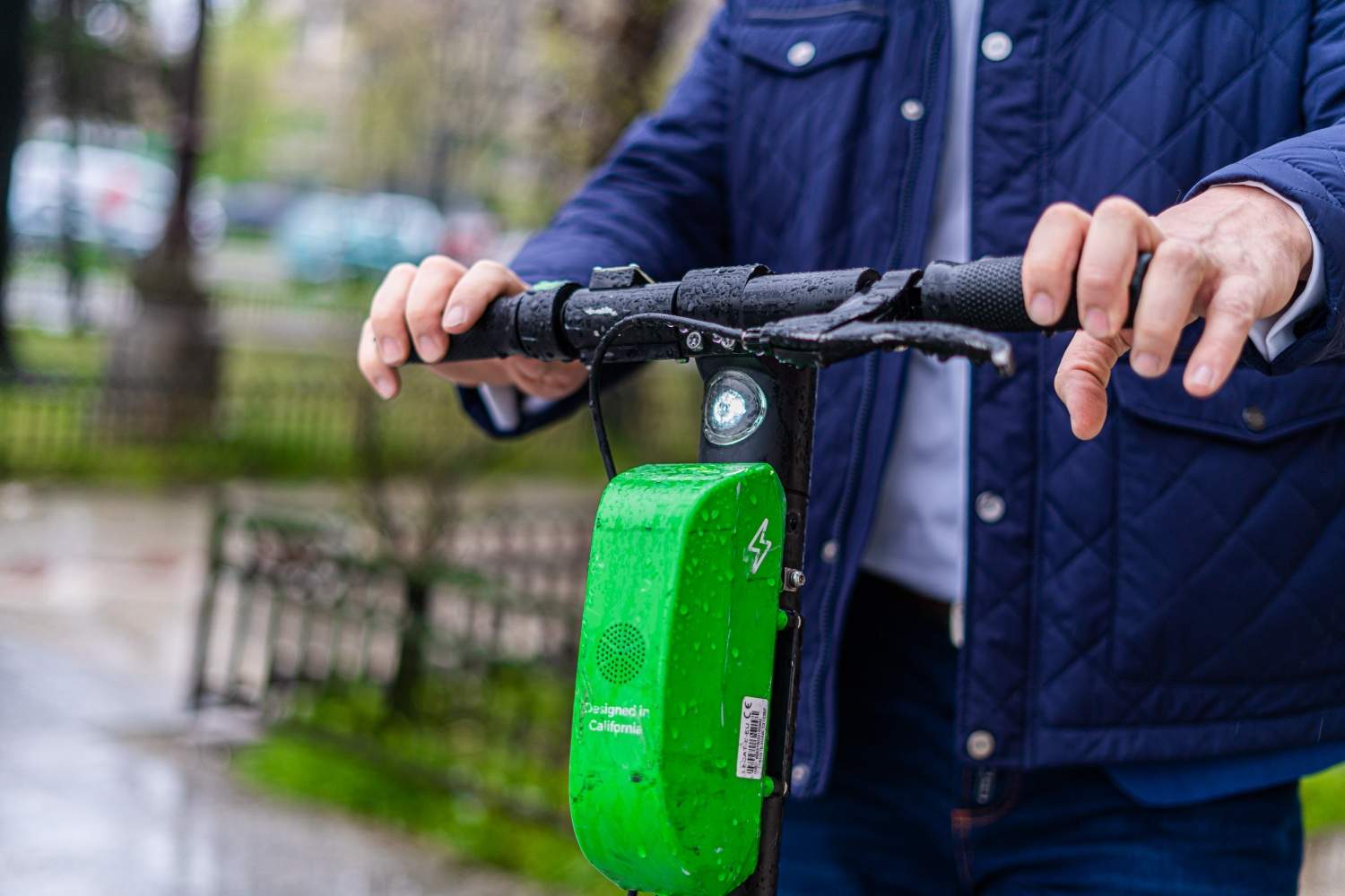 În ce stare se află acum tânăra care a fost spulberată  de o trotinetă electrică, pe un trotuar din București: ”Mă întreb cum scăpa” / FOTO