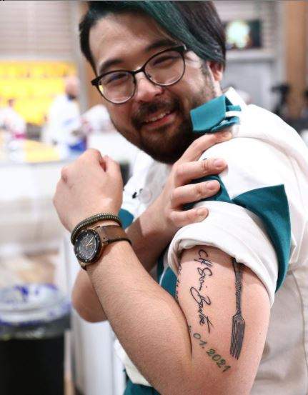 Rikito Watanabe cu tatuajul la vedere.